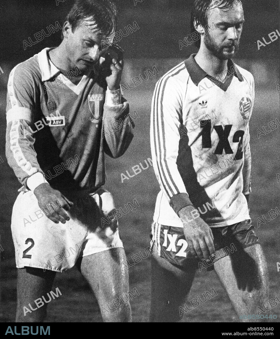 1980-04-23. En toppmatch, tyckte MFF-tränaren Bob Houghton efter 0-0 mot Hammarby IF. Men inte verkar det som Roland Andersson i Malmö FF (tv) och Thom Åhlund haft så kul när de här lämnar plan.. Foto: Göran Ärnbäck / Expressen / TT / Kod: 50 . ** AFTONBLADET OUT **.