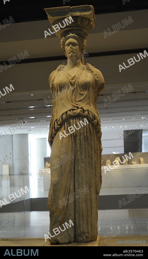 Cariátide (siglo V a. C.). KORAI o doncella que formaba parte de la llamada "Tribuna de las Cariátides", situada en el Erecteion (Acrópolis de Atenas, Grecia). Museo de la Acrópolis (Acropolis Museum). Atenas. Grecia.