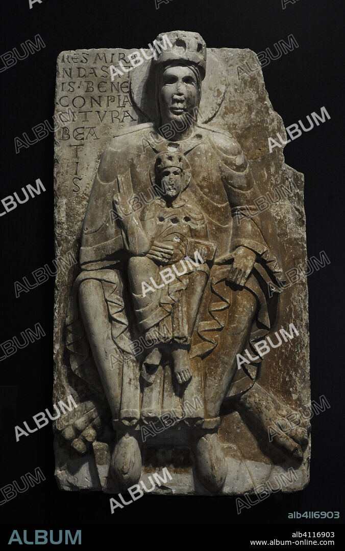 Virgen entronizada con Niño. La Virgen María y el Niño coronados, en altorrelieve, sedentes. La Virgen sobre el "trono de Salomón". Inscripción en letra capital carolina. Románico. Siglo XII. Mármol. Procedente del Monasterio de San Benito en Sahagún (provincia de León). Museo Arqueológico Nacional. Madrid. España.