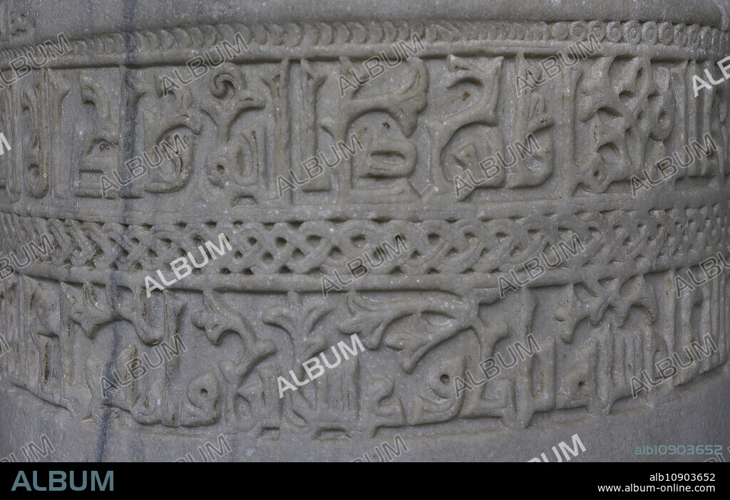 Brocal de aljibe. Datado en 1032. Procede de la Mezquita-aljama de Toledo, que existía en el lugar donde se encuentra la actual catedral. Muestra una inscripción en caracteres cúficos, conmemorando el final de la construcción de una cisterna en la mezquita mayor de Toledo, por orden de Ismail Dü-l-Nün al-Zafir, primer rey de la dinastía de los Du-l-nuníes en la taifa de Toledo. Mármol blanco. Detalle. Museo de Santa Cruz. Toledo. España.