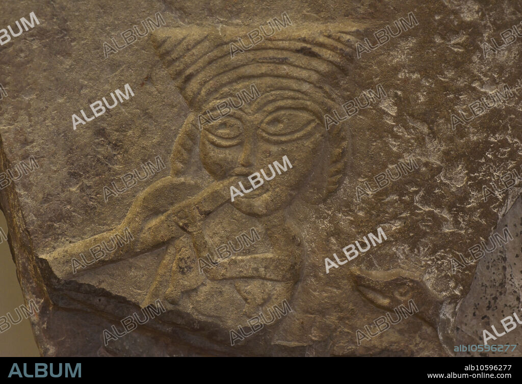 Mujer con el torso desnudo tocando la flauta. Junto a ella la cabeza de un ganso. Relieve en una losa de revestimiento. Esquisto rojo. Siglos XI-XII d.C. Procede de Nova Zagora, Bulgaria. Museo Arqueológico Nacional. Sofía. Bulgaria.
