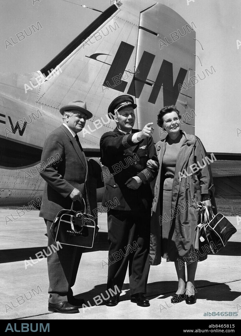 ARKIV 19580613.. Elof Ahrle (t.v.), skådespelare och filmregissör, med hustrun Birgit, skådespelerska, och flygchefen i Linjeflyg Torvald Andersson. Linjeflyg öppnade den 23/6 trafik på Halmstad genom förlängning av linjen Stockholm-Jönköping. Vid pressresan var familjen Ahrle med, som passade på att flytta till Halmstad för sommaren.. Foto: Rolf Petterson / SVT Bild / Kod: 5600. AB Text & Bilder . Mapp: Ahrle, Elof se även Birgit Rosengren.