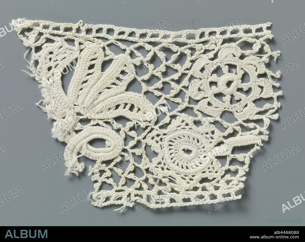 Fragment of crocheted lace with twisted twig and star-shaped flower, Fragment of natural-colored Irish crocheted lace. Pattern in which a twisted flower twig with a rosette flower and several elongated leaves is alternated by a hanging star-shaped flower on a short stalk without a leaf. Crocheted diamond mesh with picots. The top is finished with a straight edge. The undulating bottom edge is trimmed with three-part bowed arcs., anonymous, Ierland, c. 1890 - c. 1909, cotton (textile), l 8.5 cm × w 6 cm, Delft, c. 1690–1700.