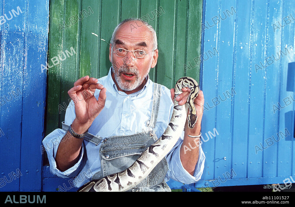 DANDELION - Peter (PETER LUSTIG) has come up with something very special for the "Indian Night". A dance with the king python Samantha. The children also learn a lot about snakes aka. Peter and the secret of the snake / Headline: DANDELION.