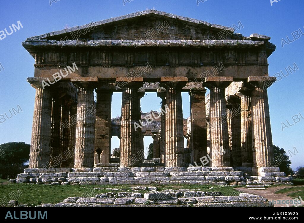 Magna Grecia. Italia. Paestum. Templo de Hera II (o Templo de Neptuno o de Poseidón). Erigido a mediados del siglo V a. C. Estilo Dórico. Fachada Este. Campania.