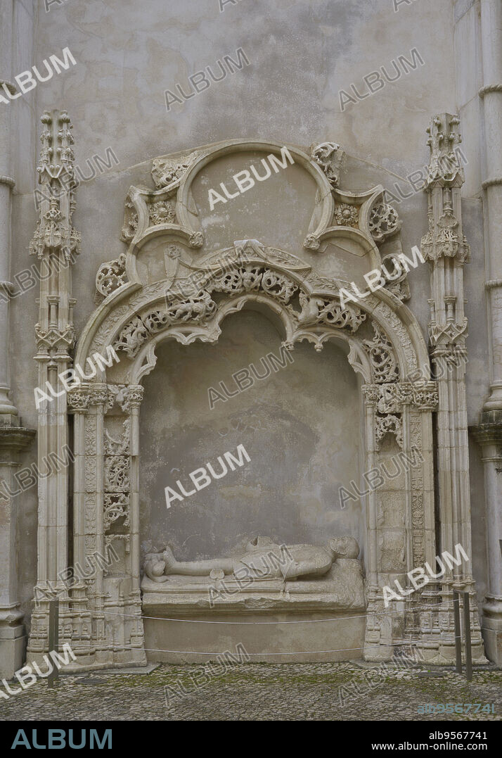 Arcosolio manuelino y tumba de un caballero. Siglo XVI. Procedente del Convento de Sao Domingos (Santarém, Portugal). Museo Arqueológico do Carmo. Lisboa. Portugal.