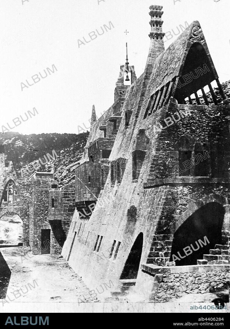 ANTONI GAUDÍ. Bodegas Güell de Gaudí en el Garraf (Sitges), Barcelona, 1901.