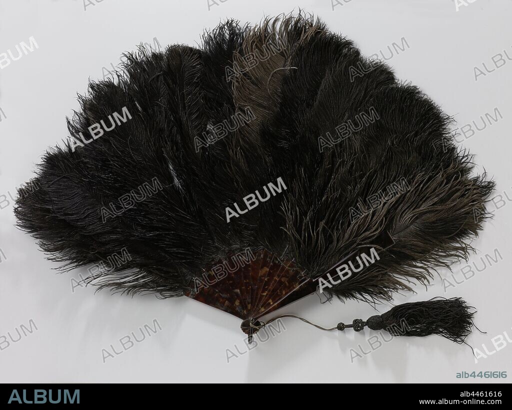 Folding fan of black ostrich feathers on frame of unadorned turtle, with metal fan ring on which black silk brush, Fan with frame of unadorned turtle on which black ostrich mounted, with metal fan ring on which black silk brush. 16 Connected legs, held together by black satin ribbon, anonymous, Netherlands (possibly), c. 1905 - c. 1915, handdeel, montuur, lint, waaierring, kwast, cutting, s 67 cm × l 44.5 cm.