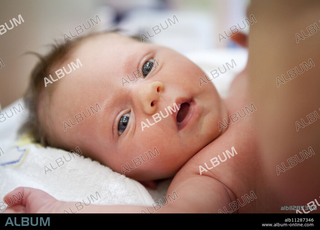 Reportage alongside Sonia Rochel, a pediatric nursing assistant in Paris, France, who has developed a unique approach to bathing : "Thalasso Baby Bath" (TBB). After the bath, Sonia massages Cathia who is 3 weeks old.
