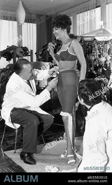 Mode:. Damenunterwäsche. Anfertigung von Miederwaren bei der Firma Triumph: Anprobe eines neuen Modells. Foto, 29.11.1963.