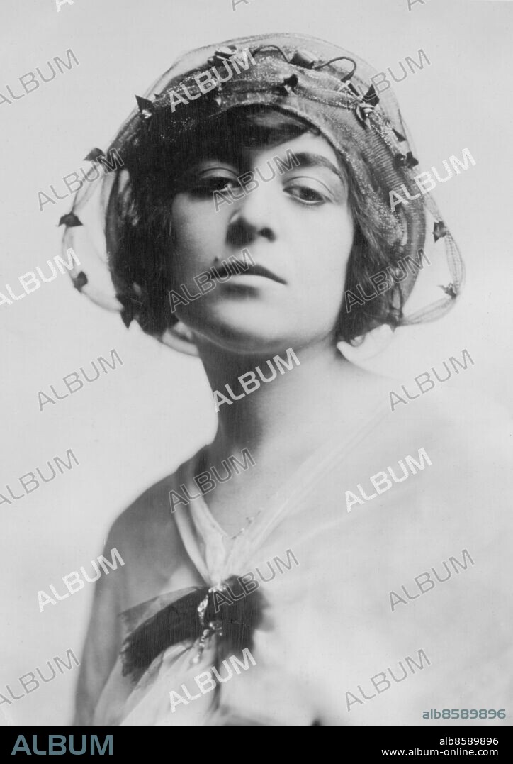 Orig. bildtext... A SINGLE YEAR BRINGS FAME AS A POET AND AUTHOR TO MRS. MARINONI. Chicago, June 7-27: - Fame as a poet and author has come to Mrs. Rosa Zagnoni Marinoni after but a single year in the literary field. No less than twenty two periodicals published in March contained articles or poems from her pen, which is believed to be a record. Fifty eight publications have accepted her fiction or verse contributions, since her decision to make a bid for editorial consideration, and she has had accepted 95 short stories; 480 poems, and a novel. Mrs. Marinoni is the wife of a college professor, University of Arkansas, Fayetteville, Ark. Anm. Poet Blicken Författare Flor Akademikerhustru Novellist CD361 persons: ROSA ZAGNONI MARINONI sites: USA.