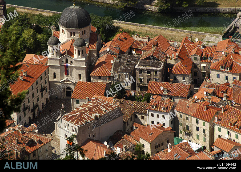 REPUBLICA DE MONTENEGRO. KOTOR. Vista general de la población con la iglesia de San Nicolás. En 1979 la Unesco declaró el conjunto de la Región Natural, cultural e Histórica de Kotor Patrimonio de la Humanidad.