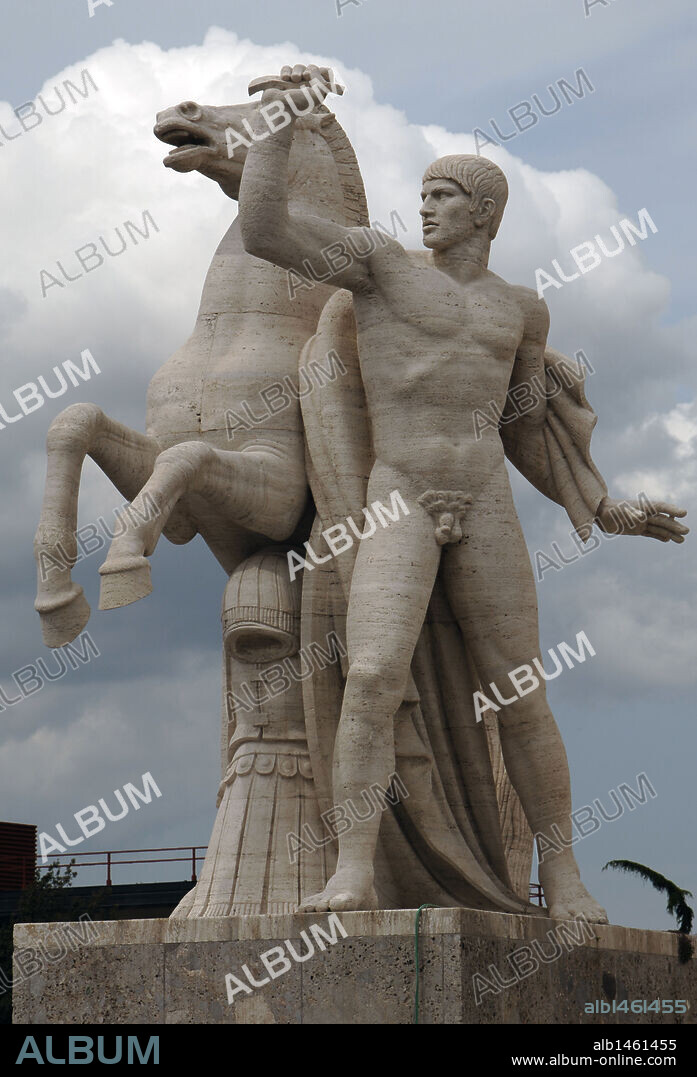 DIOSCUROS. Tindáridas CASTOR Y POLUX, gemelos solares hijos de Zeus. ESTATUA en el PALACIO DE LA CIVILIZACION ITALIANA (1938-1943), construído para la Exposición Universal de Roma de 1942. Esculpida por Publio Morbiducci y Alberto de Felci. Distrito EUR. ROMA Italia.
