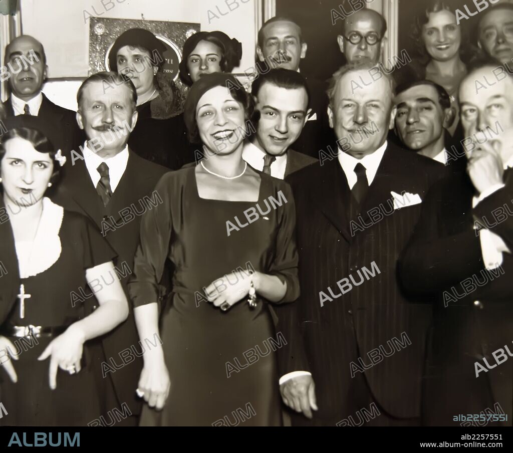 ANTONIA MERCE. LLAMADA LA ARGENTINA. BAILAORA Y COREOGRAFA ESPAÑOLA. 1889 - 1936. HOMENAJE A LA ARTISTA EN MADRID , AÑO 1932 , JUNTO A ELLA LOS HERMANOS ALVAREZ QUINTERO.