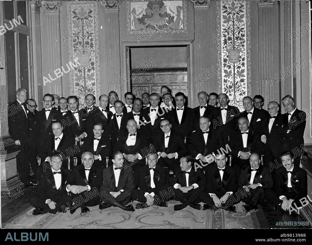 Mayo 1963. Sentados en el Suelo, de Izda. A Dcha., Antonio de Obregón, sabino Alonso Feuyo, Gregorio Marañón Moya, Torcuato Luca de Tena, Carlos Sentís, Pablo de Irazazabal, Julián Cortes-Cavanillas, Jesús de la Serna. En segundo Término, Manuel Fraga, Alfonso de la Serna, Juan Ignacio Luca de Tena, Emilio Romero, Fernando García Castell, José Solís Ruiz. De Pie, Guillermo Luca de Tena, Pedro Pujol, Jesús Revuelta, Melchor Fernández Almagro, Conde Sta. Mª Paredes, Santiago Nadal, José Luís Vázquez Dodero, Ramón Pastor, Luís Rosales, Antonio Carrera, José Mª Ruiz Gallardón, Jaime de Foxá, Gonzalo Fdez. De la Mora, Gabriel García Espina, Carlos Robles Piquer, Alfredo Marquerie, Manuel Jiménez Quilez, Marqués de Valdeiglesias, Pedro de Lorenzo, aquilino Morcillo, Pedro Gómez Aparicio, Carlos Luís Álvarez, Rogelio González Úbeda y Andrés Fagalde.