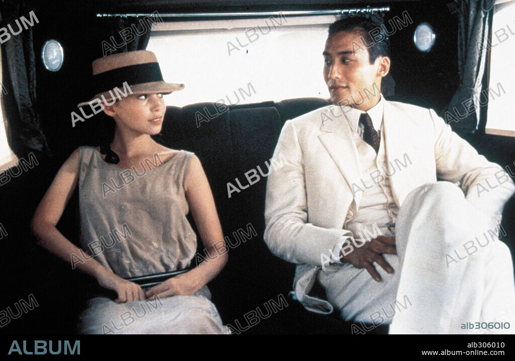 JANE MARCH et TONY CHIU-WAI LEUNG dans L' AMANT, 1992, réalisé par JEAN-JACQUES ANNAUD. Copyright RENN/BURRILL/FILMS A2.