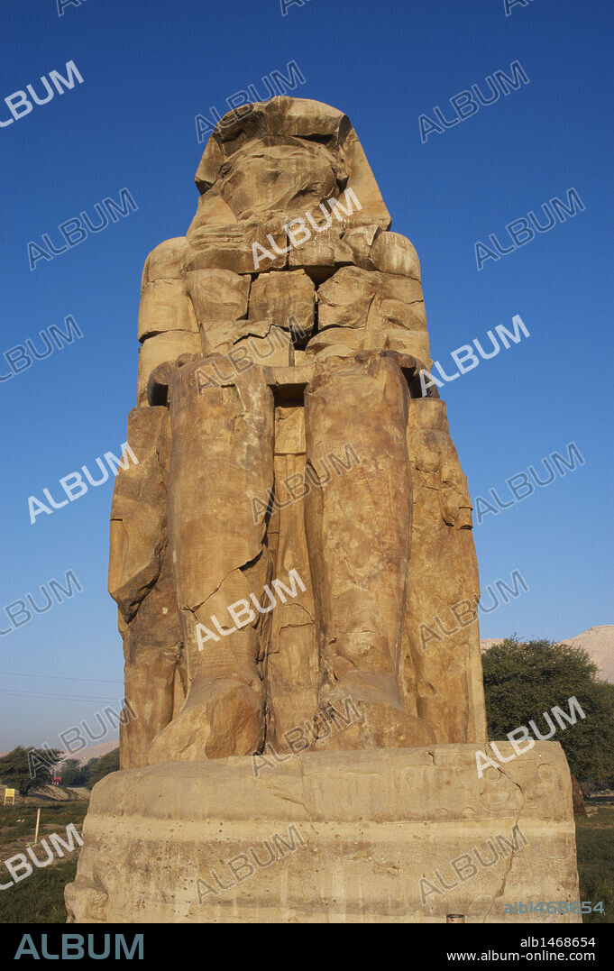 ARTE EGIPCIO. EGIPTO. COLOSOS DE MEMNON. Gigantescas esculturas que flanqueaban la entrada al templo funerario de Amenofis III, construido por el hijo de Haper, el arquitecto Amenofis. Tienen una altura de 16,6 m. Los dos representan al rey Amenofis III. Vista de una de las dos esculturas. MEDINET HABU. TEBAS. Egipto.