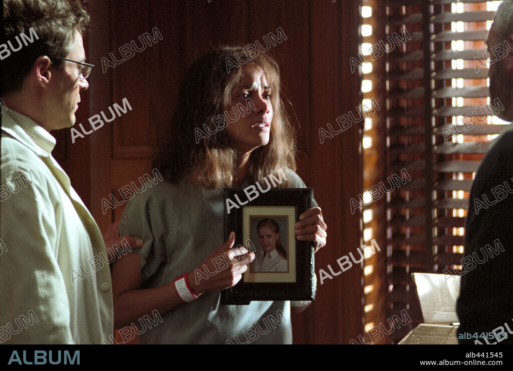 BERNARD HILL, HALLE BERRY und ROBERT DOWNEY JR. in GOTHIKA, 2003, unter der Regie von MATHIEU KASSOVITZ. Copyright WARNER BROS. PICTURES / DORY, ATTILA.
