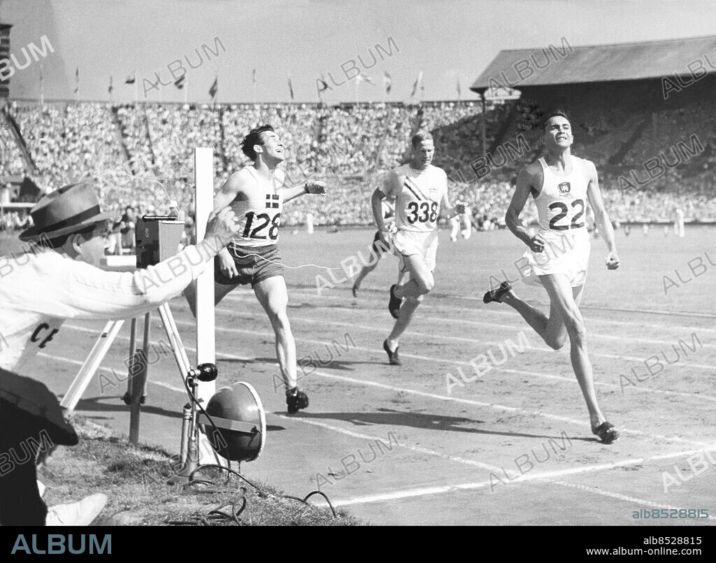 ARKIV 1948 . Svensken Rune Larsson från Stockholmsklubben MP kämpar sig fram till en bronsmedalj på 400 meter häck vid OS i London 1948.. Rune Larsson from Sweden get the bronze medal in 400 meter hurdles . Foto: TT / Kod 1900.