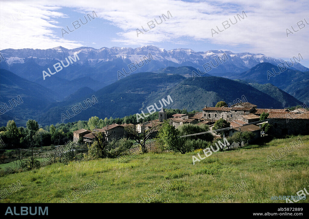 pueblo de Travesseres y Sierra del Cadí al fondo (La Cerdanya).