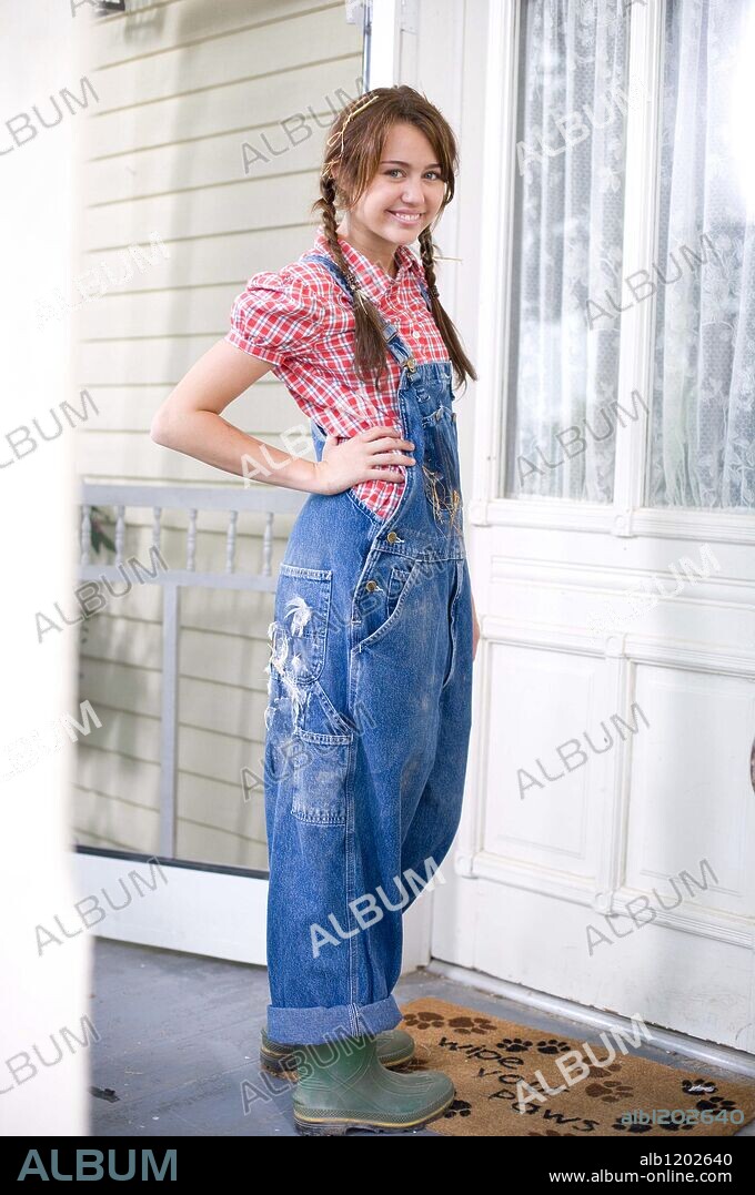 MILEY CYRUS in HANNAH MONTANA: THE MOVIE, 2009, directed by PETER CHELSOM. Copyright millar gough ink/walt disney pictures / EMERSON, SAM.