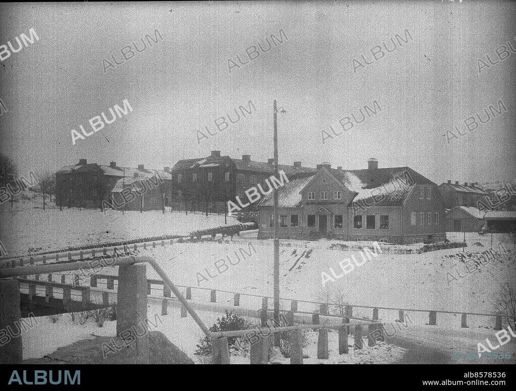 Alafors - Arlafors - november 1921 - . Ahlafors Arbetares Handels-Aktiebolag - Det står Arlafors Arbetares Handels AB på det stora huset - det var en föregångare till Konsum - *** Local Caption *** GT Blandlåda 1921-02. KAMERAREPORTAGE.