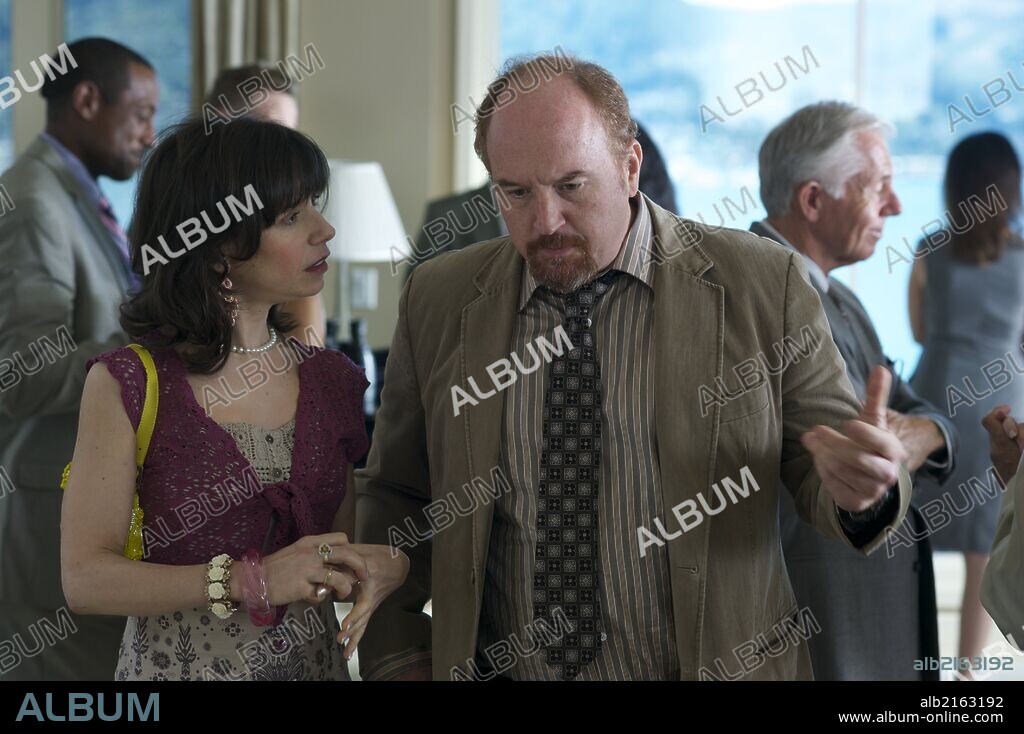 LOUIS C. K. y SALLY HAWKINS en BLUE JASMINE, 2013, dirigida por WOODY ALLEN. Copyright PERDIDO PRODUCTIONS.