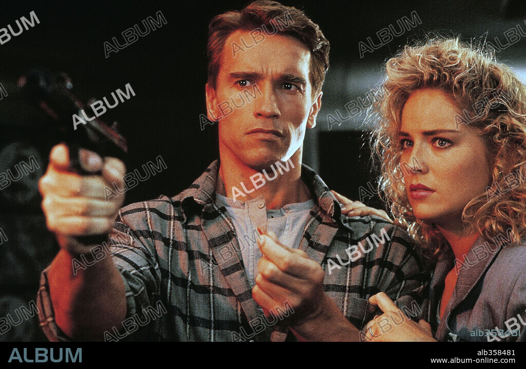 ARNOLD SCHWARZENEGGER and SHARON STONE in TOTAL RECALL, 1990, directed by PAUL VERHOEVEN. Copyright CAROLCO.