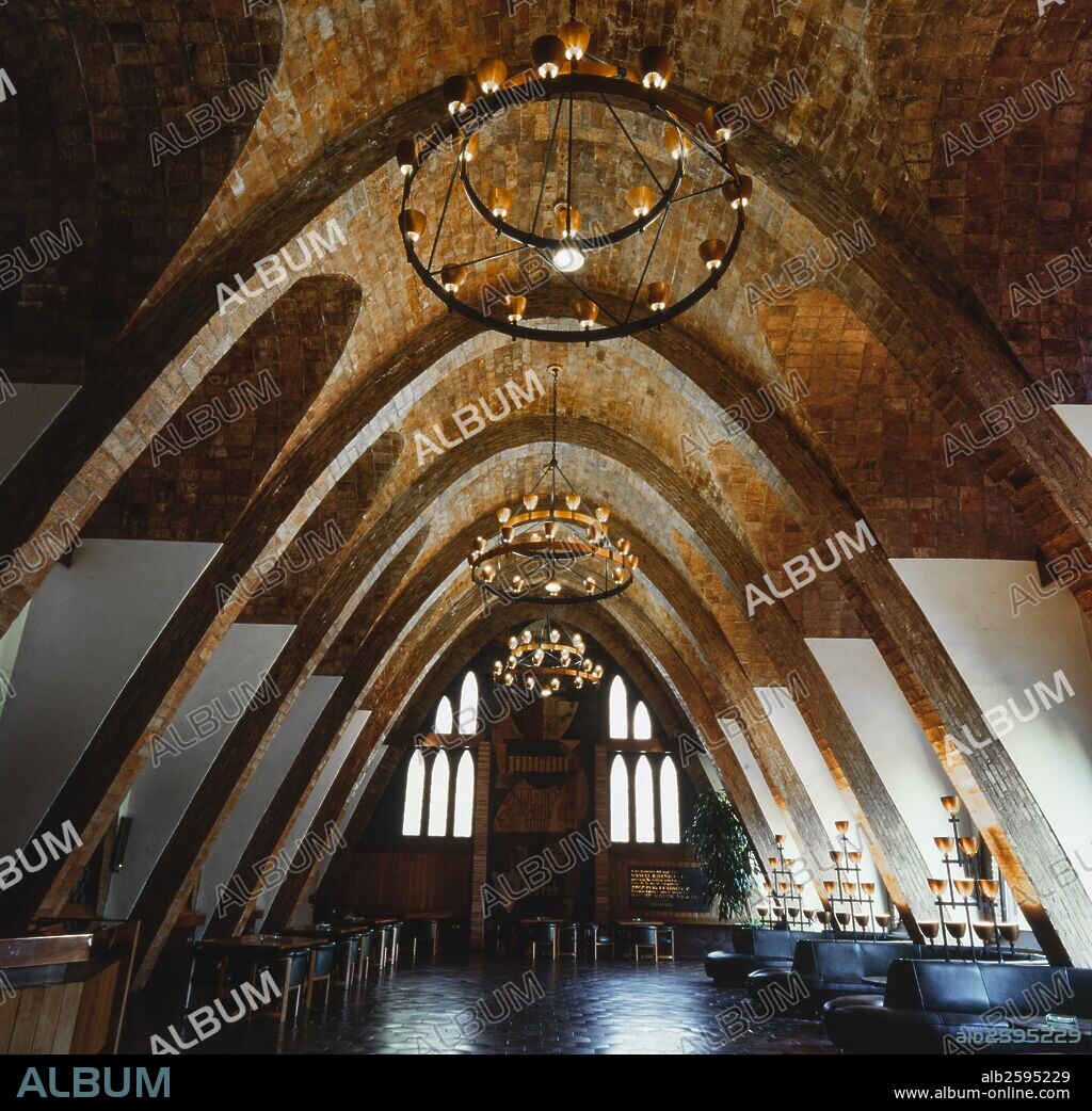 JOSEP PUIG I CADAFALCH. Cavas Codorniu, 1902-1915. Pabellón de las expediciones. Nave de planta rectangular, cubierta con bóveda de ladrillo plano  sobre arcos torales parabólicos con lunetas. Las aberturas son también de arco parabólico. Modernismo. Sant Sadurní d'Anoia.