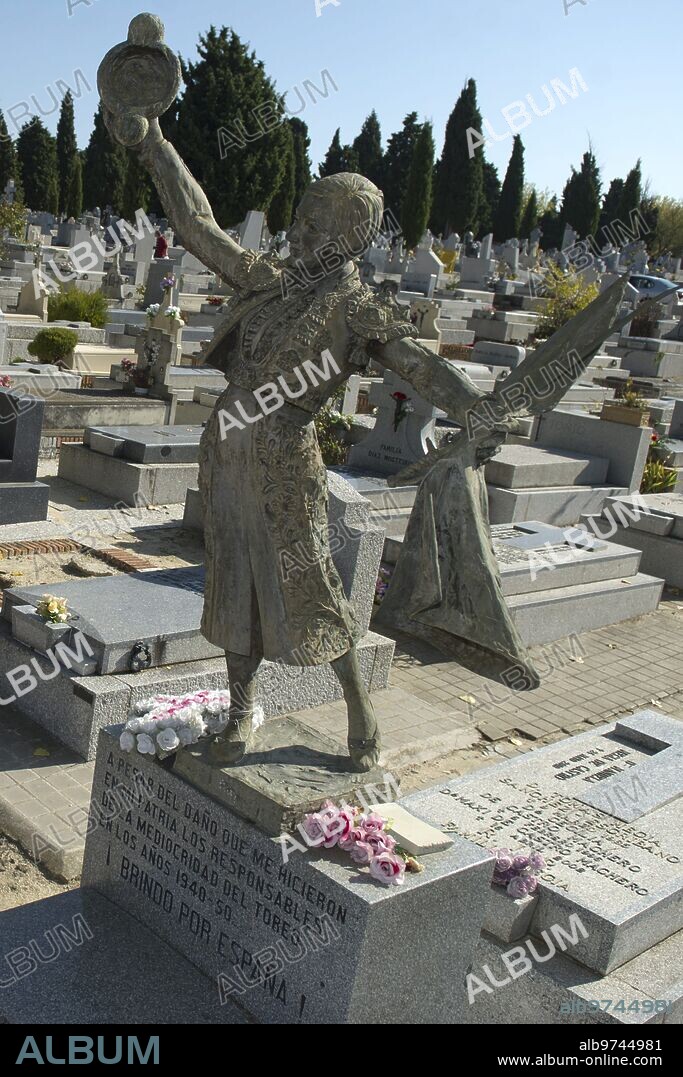 Madrid, 30/10/2011. Cementerio de la Almudena. Víspera del día de todos los santos. En la imagen, estatua de la torera Juanita Cruz, con un curioso epitafio: «A pesar del daño que me hicieron los responsables de la mediocridad del toreo en los años cuarenta-cincuenta, ¡brindo por España!». Foto: de San Bernardo. Archdc.
