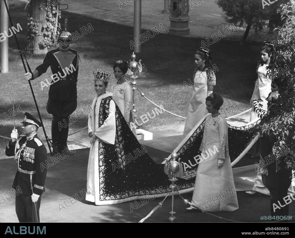 ©SCANPIX SWEDEN, 1967-10-27.. Kröningsceremoni i Golestanpalatset i Teheran.. Shahen av Iran har krönt sig själv vid en ceremoni, där även drottning Farah Diba kröntes. Bilden visar drottning Farah när hon går i procession efter ceremonin i palatset, iklädd fotsid klänning med långt broderat släp och krona på huvudet.. Foto: Scanpix. Code: 20360.