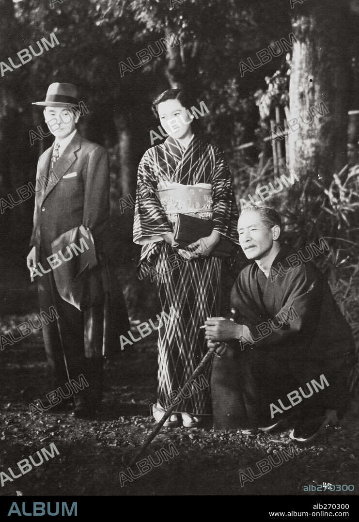 KEN UEHARA, SETSUKO HARA y SO YAMAMURA en LA VOZ DE LA MONTAÑA, 1954 (YAMA NO OTO), dirigida por MIKIO NARUSE. Copyright TOHO.