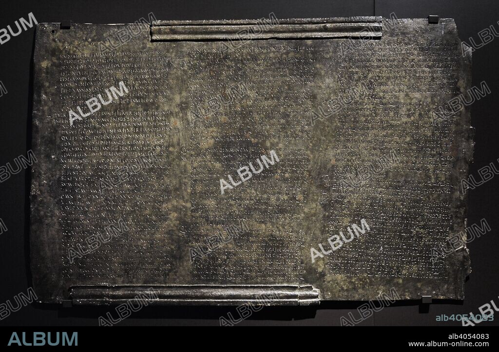Lex Coloniae Genitiuae Iuliae. Ley municipal de la antigua Urso (Osuna) promulgada el 44 a. C. Publicada en tablas de bronce entre el 20 y el 24 d. C. Capítulos 61 al 69. Trata la regulación del personal auxiliar de los magistrados, obligación de los duunviros de proponer el calendario de fiestas, regulación de la vida religiosa de la colonia, funcionamiento de la vida urbana y fiscalización de la gestión pública. Museo Arqueológico Nacional. Madrid. España.