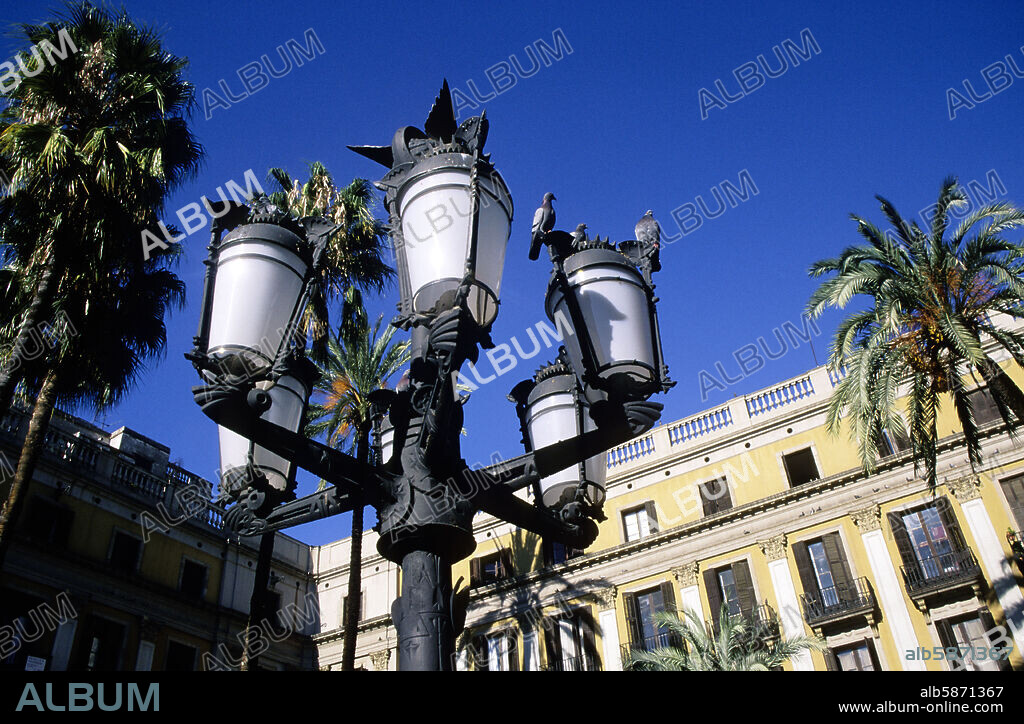 Plaza Real; farola diseñada por A. Gaudí (modernista).
