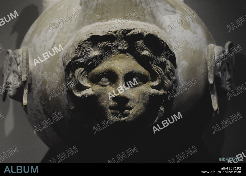 Ascos, 320-300 a.C. Detalle de la parte central del vaso, con tres gorgoneion, máscaras frontales de la Gorgona Medusa. Procede de Canosa di Puglia, Italia. Museo Arqueológico Nacional. Madrid. España.