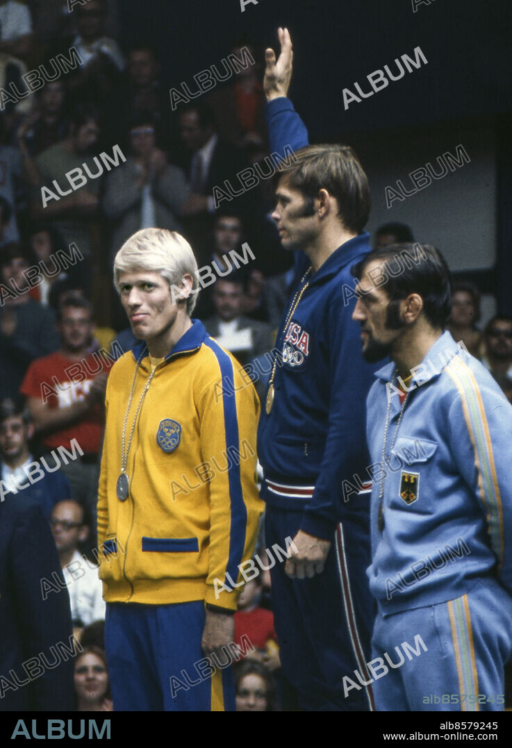 MÜNCHEN 1972-09. Den svenske brottaren Jan Karlsson (t. v.) på prispallen med silvermedaljen runt halsen tillsammans med segraren Wayne Wells, USA, (mitten) och trean Adolf Seger, Västtyskland, (t. h.) vid medaljceremonin för herrarnas brottning weltervikt, 74 kg, fristil vid de olympiska sommarspelen i München, Västtyskland i september 1972.. Foto: EPU / TT / Kod: 193.