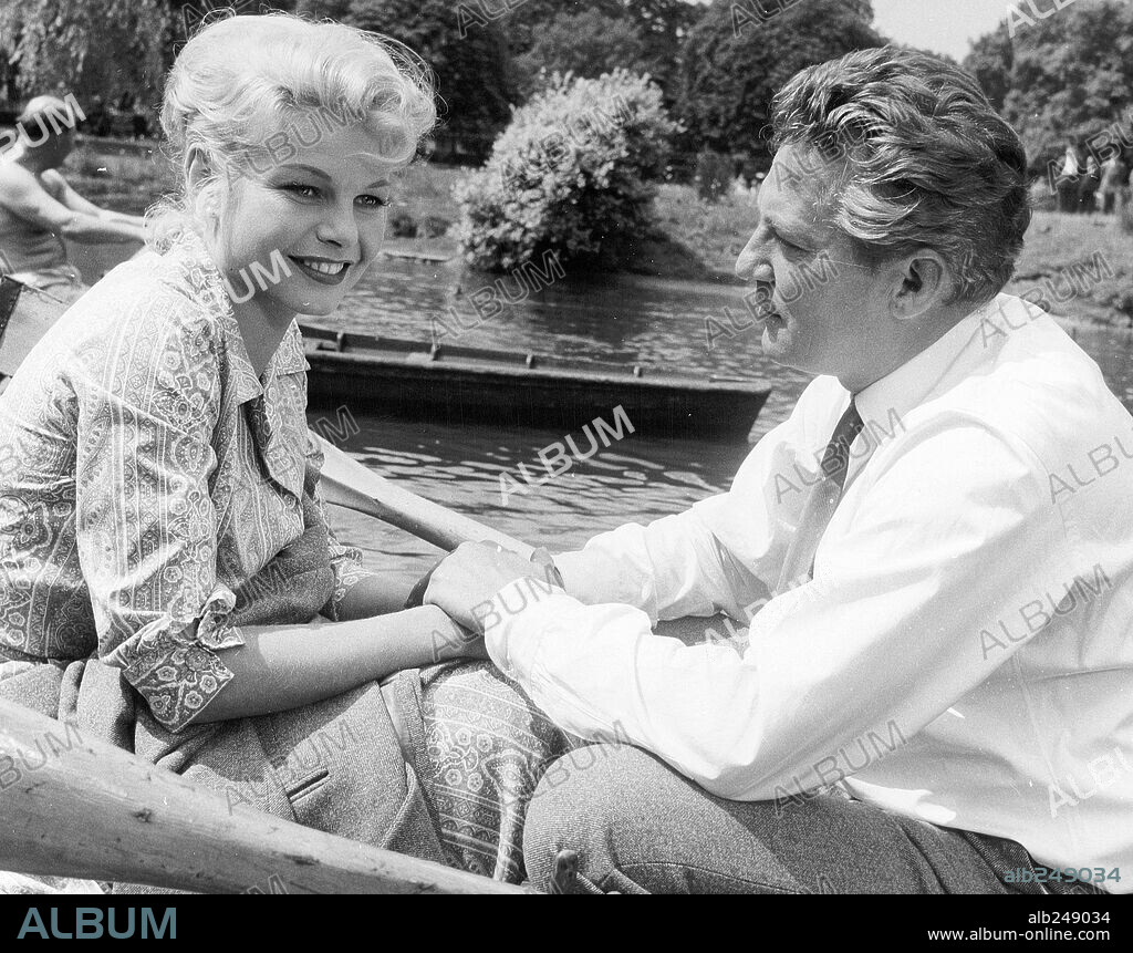 MARY PEACH and PETER FINCH in NO LOVE FOR JOHNNIE, 1961, directed by RALPH THOMAS. Copyright RANK.