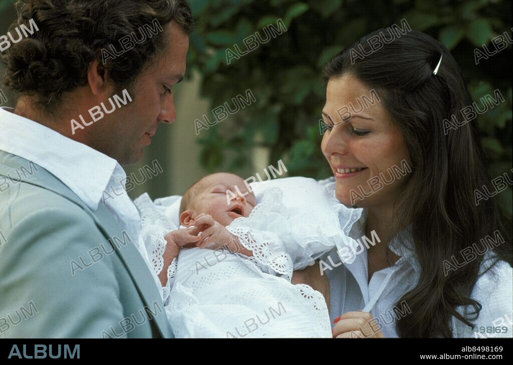 ARKIV 19770801. Kung Carl XVI Gustaf och drottning Silvia visar upp nyfödda prinsessan Victoria för media på Solliden på Öland 1:a augusti 1977. Prinsessan har hunnit bli tre veckor gammal. 1980 ändrade regeringen successionsordningen så att Victoria blir Sveriges tronarvinge.. Foto: Jan Collsiöö / SCANPIX / Kod: 1001. ----------------------------------------------------------------. FILE 19770803. The Swedish Royal family King Carl XVI and Queen Silvia poses for photographers with their three weeks old first child Princess Victoria at the royal family's summer residence Solliden on the Swedish province island Oland in the Baltic sea on August 1, 1977. Swedish government changed the heir apparent in 1980 and first born Princess Victoria became the heir of the throne.. Photo: Jan Collsioo / SCANPIX SWEDEN / Code: 1001 victoria40.