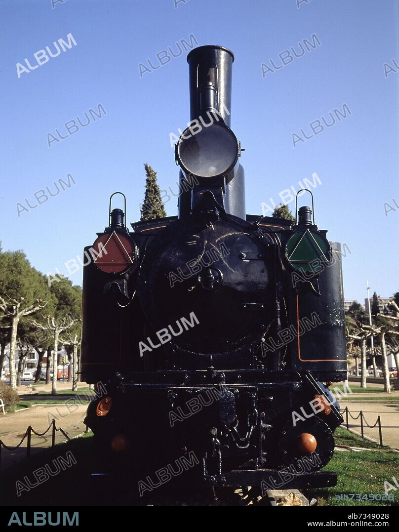 MONUMENTO-MAQUINA LOCOMOTORA DE FRENTE - FOTO AÑOS 90.