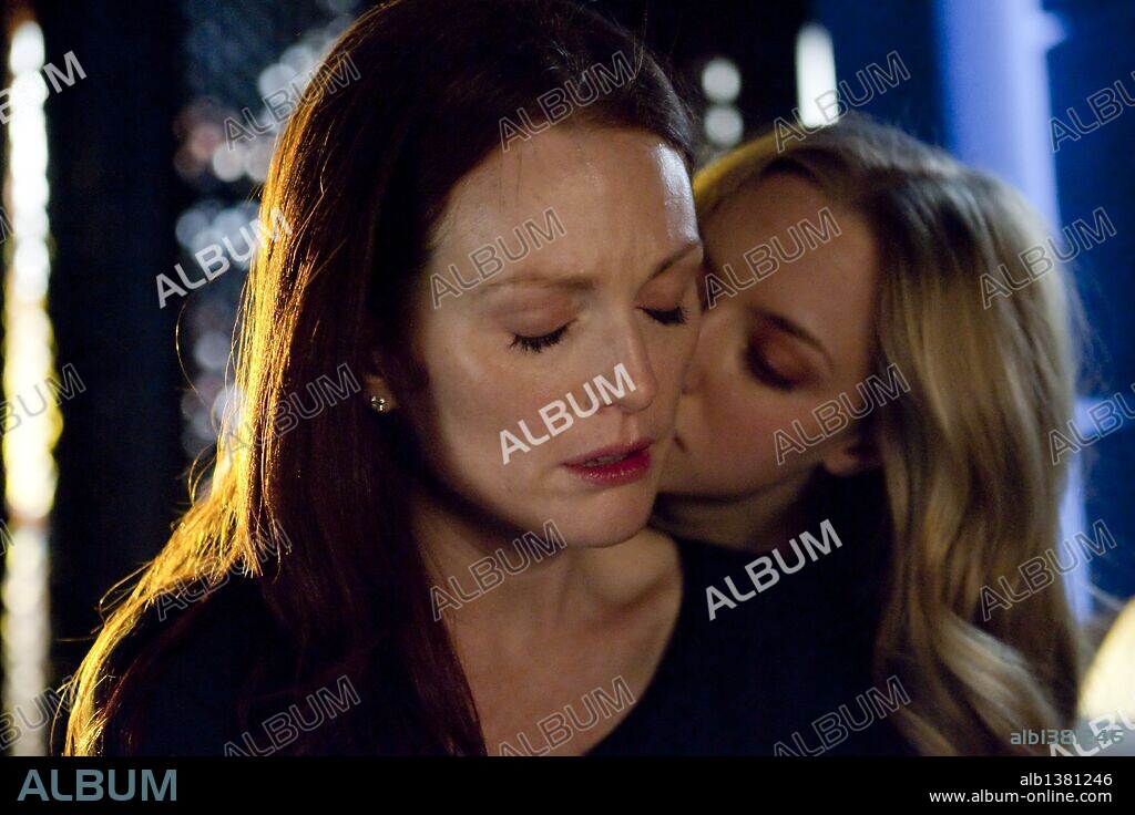AMANDA SEYFRIED and JULIANNE MOORE in CHLOE, 2009, directed by ATOM EGOYAN. Copyright THE MONTECITO PICTURE COMPANY.