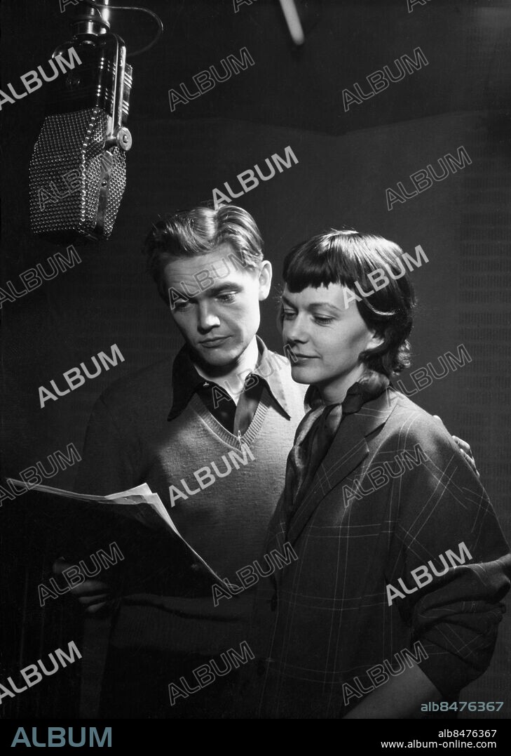 STOCKHOLM OKÄNT FOTODATUM.. Utan bildtext. Not. Lars Ekborg och Anita Björk Foto: Ulf Stråhle RiR Anm. L Ekborg 1926-1969, svensk skådespelare. A Björk 1923-, svensk skådespelerska. Radioteater Manus Roller CD495 persons: ANITA BJÖRK;LARS EKBORG sites: SVERIGE;STOCKHOLM.