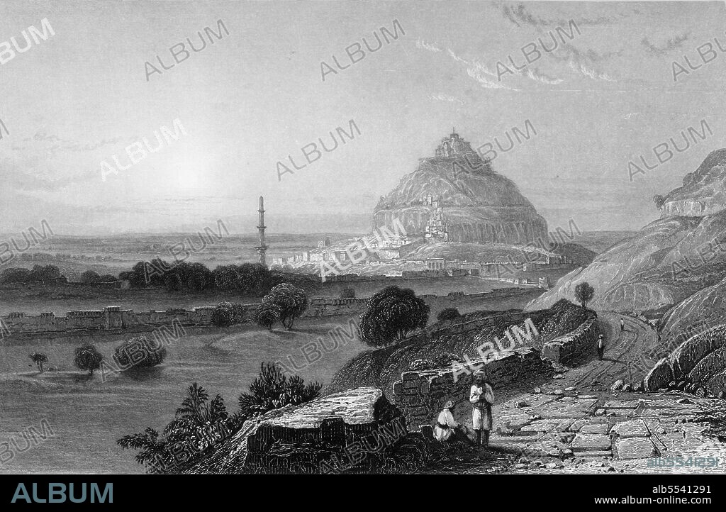 WILLIAM PURSER. 'The Fortress of Dowlutabad', 1834. Dowlatabad Fort, built on top of a volcanic hill, near Aurangabad, Maharashtra in India. From "Views in India, China and on the Shores of the Red Sea, Vol. I". [Fisher, Son & Co., London, 1835].
