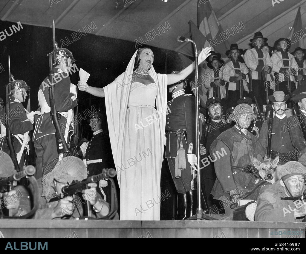 STOCKHOLM 1953-09-13 . Stockholm 700 år. Avslutningsfestligheterna. "Tjusande stad" läser Inga Tidblad efter Snoilskys Stockholmsdikt inför folkmassorna i Kungsträdgården. Och flera seklers försvar bildar stram bakgrund på jubileumsscenen.. Foto: Roland Jansson / DN / TT / Kod: 29. ** SvD OUT **.