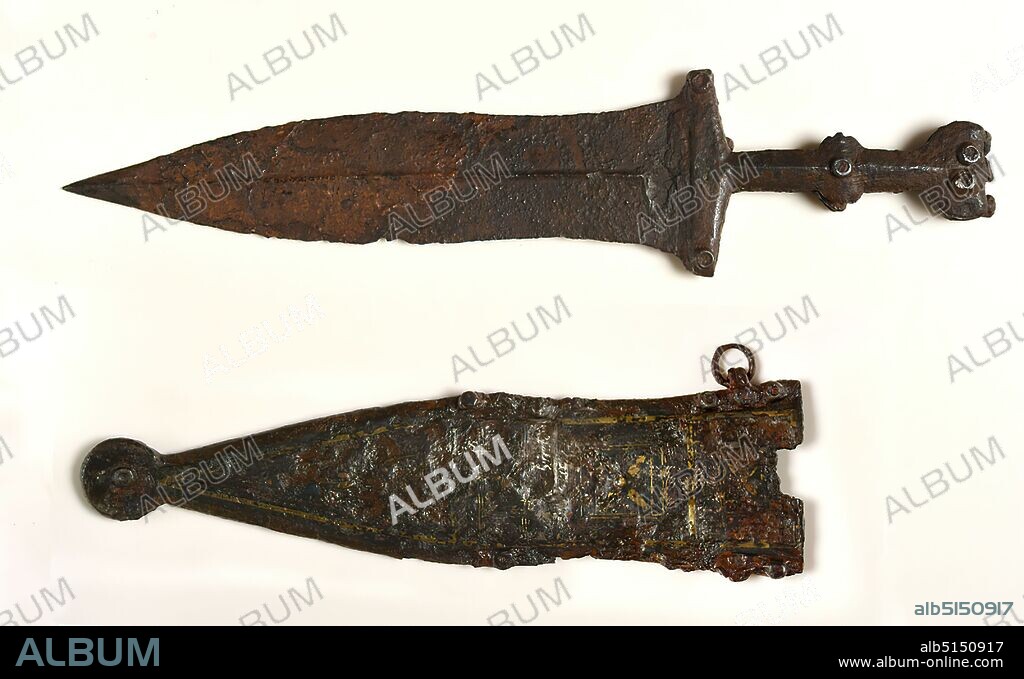 Dagger with Sheath (lat. pugio), Hamburg, iron, forged, inlaid, iron, part (dagger): Height: 33,9 cm; Width: 7,5 cm; Depth: 1,8 cm, Weapons (warfare/military), Early Imperial Period, Augustus, The Roman dagger (lat. pugio) including sheath originates from the Gardatal in South Tyrol. The dagger has a raised middle rib. On the narrow sides of the handle there are two recessed longitudinal strips in which an inlay once sat. On the front side red inlays in a round setting are preserved. The same decoration is repeated at the edges and on the locating band of the iron scabbard. The scabbard itself is decorated with brass and red inlays.