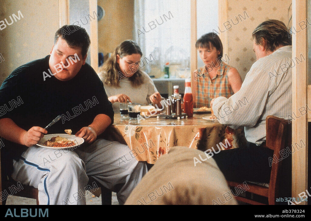ALISON GARLAND, JAMES CORDEN, LESLEY MANVILLE y TIMOTHY SPALL en TODO O NADA, 2002 (ALL OR NOTHING), dirigida por MIKE LEIGH. Copyright UNITED ARTISTS / MEIN, SIMON.