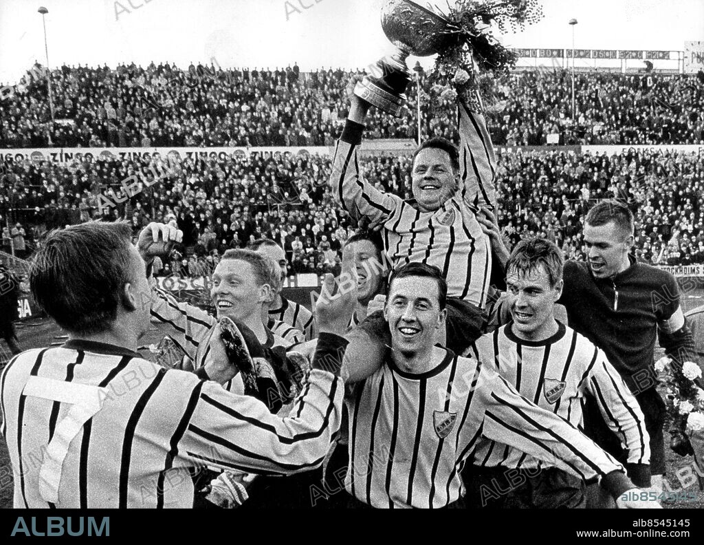 RÅSUNDA 1966 . Gösta "Knivsta" Sandberg, som spelade sin sista match, bärs av lagkamraterna sedan Djurgården vunnit SM-guldet 1966 efter seger i sista matchen med 3-0 mot IFK Norrköping på Råsunda. I mitten längst fram Kay Wieståhl, t h målvakten Ronny Pettersson. Foto: Sven-Erik Sjöberg Kod: 53 . COPYRIGHT SCANPIX SWEDEN.