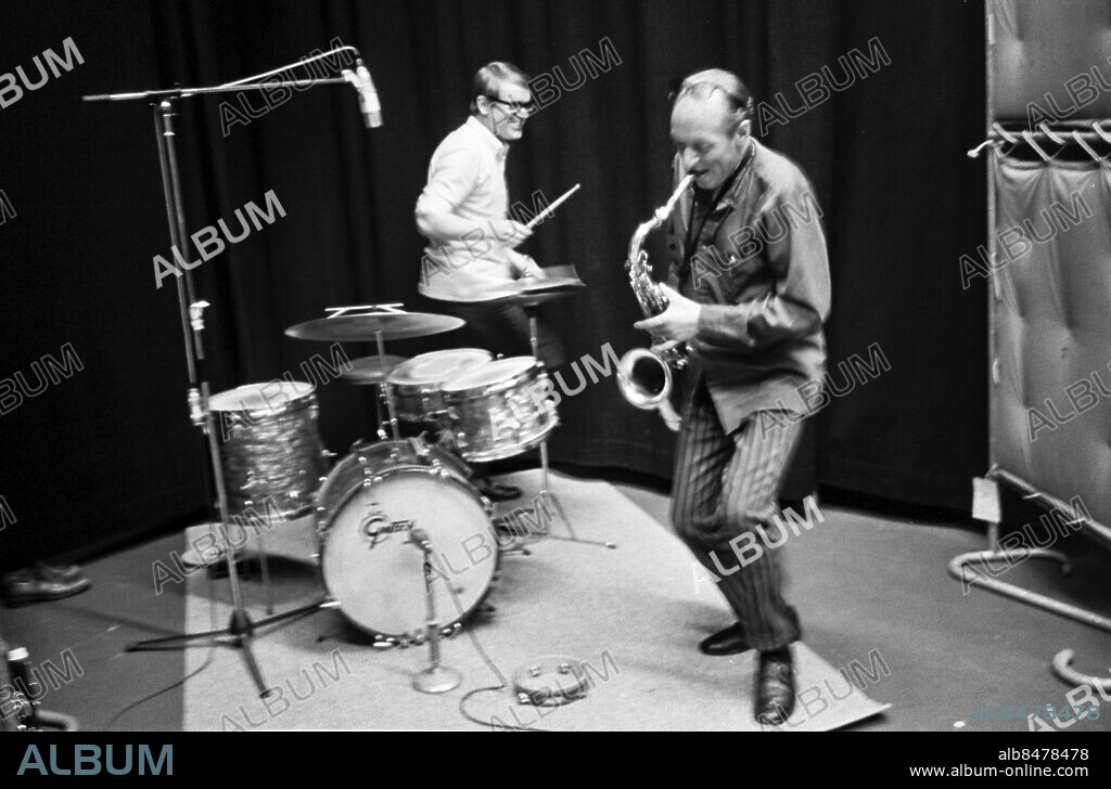 LULEÅ 1969.. Gunnar Siljabloo Nilsson, jazz- och populärmusiker (klarinettist och sångare), med en trumslagare.. Foto: Ulf Stråhle / RiR / SVT / Kod: 5600. Bild och reportage publ. i RiR 46/69 sid. 16-17 inför TV-programmet Sound of jazz. Gunnar Siljabloo Nilsson underhåller tillsammans med jazzpolare. (Göteborg.). RiR 19625 sv/v neg . Saxofoner Trummor.