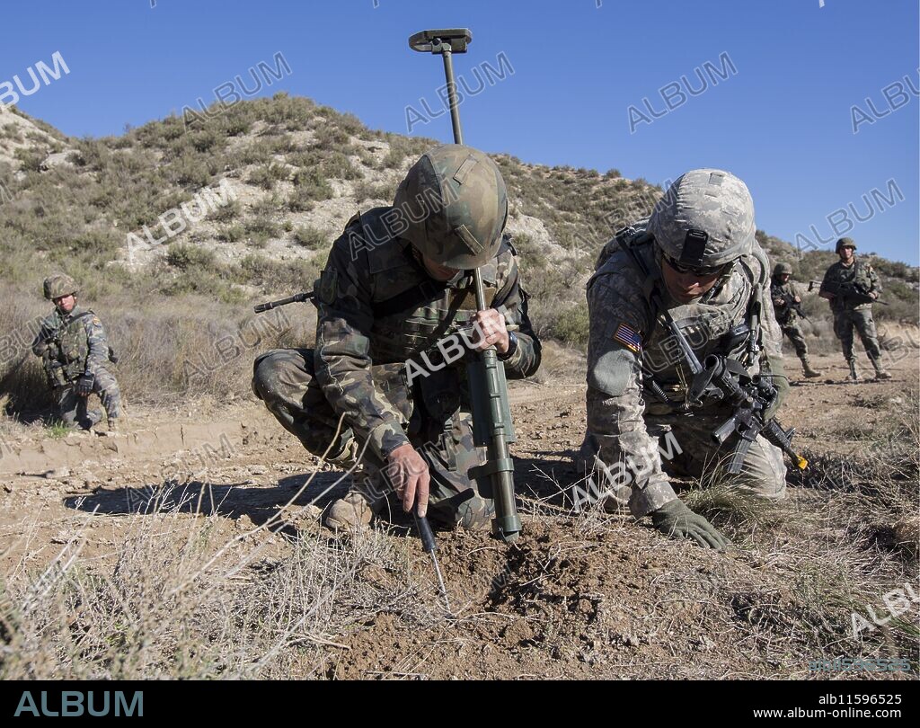 Zaragoza, 02/11/2012. Maniobras militares en San Gregorio. Un zapador legionario y un estadounidense. Foto: Ignacio Gil. ARCHDC.