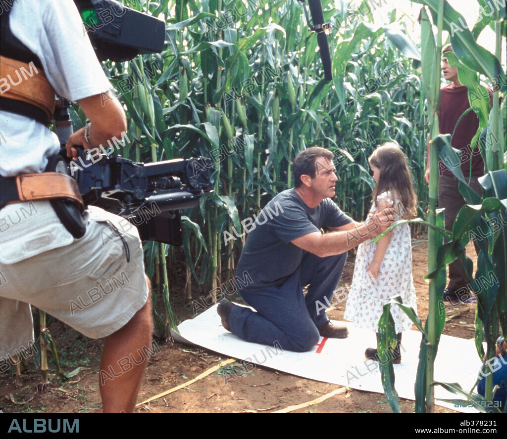 ABIGAIL BRESLIN y MEL GIBSON en SEÑALES, 2002 (SIGNS), dirigida por M. NIGHT SHYAMALAN. Copyright TOUCHSTONE PICTURES / MASI, FRANK.
