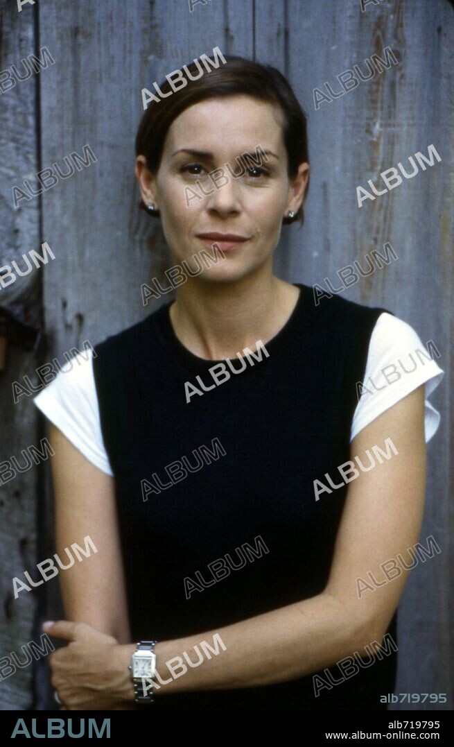EMBETH DAVIDTZ in JUNEBUG, 2005, directed by PHIL MORRISON. Copyright SONY PICTURES CLASSICS / KIRK, ROBERT.